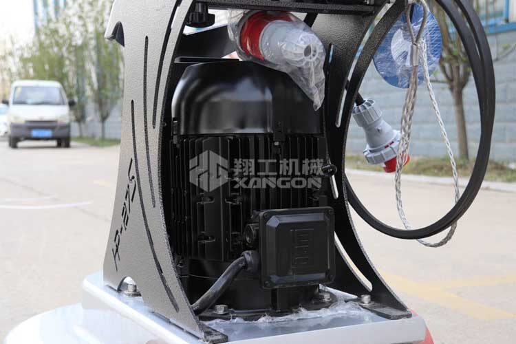 拋光機(jī)是為了讓地面表面有光澤，需要先研磨后才可以拋光。拋光分為粗拋和精拋，這時(shí)候可以使用拋光機(jī)，配合拋光墊，提高地面的光澤度。高速地坪拋光機(jī)讓你輕松完成地坪拋光工作，提高地坪亮度。