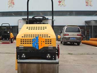 座駕壓路機(jī)“身材小，能量大”