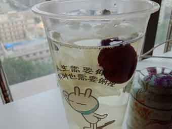 炎炎夏日到來，一杯銀耳紅棗美如詩！